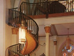 Dibangun Tanpa Penyangga, Tangga di Gereja Ini Penuh Misteri