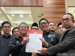 Resmi, Tim Hukum Ganjar-Mahfud Ajukan Gugatan Pilpres 2024 ke MK Resmi, Tim Hukum Ganjar-Mahfud Ajukan Gugatan Pilpres 2024 ke MK