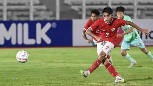 Pesepak bola Timnas U-20 Indonesia Figo Dennis Saputrananto (depan) melakukan tendangan pinalti ke gawang Timnas U-20 China dalam pertandingan persahabatan internasional di Stadion Madya, Gelora Bung Karno (GBK), Senayan, Jakarta, Jumat (22/3/2023). Pertandingan berakhir imbang dengan skor 1-1. ANTARA FOTO/M Risyal Hidayat/Spt.