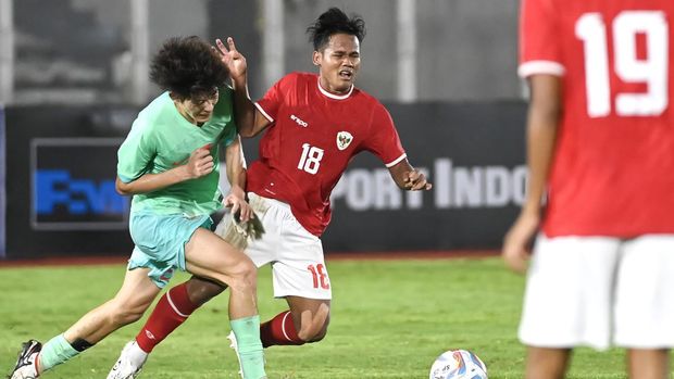 Pesepak bola Timnas U-20 Indonesia Toni Firmansyah (kanan) berebut bola dengan pesepak bola Timnas U-20 China Liu Tiecheng (kiri) dalam pertandingan persahabatan internasional di Stadion Madya, Gelora Bung Karno (GBK), Senayan, Jakarta, Jumat (22/3/2023). Pertandingan berakhir imbang dengan skor 1-1. ANTARA FOTO/M Risyal Hidayat/Spt.