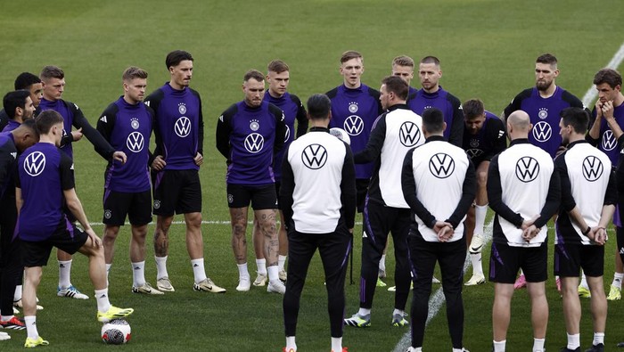 Timnas Jerman Soccer Football - International Friendly - Germany Training - Groupama Stadium, Lyon, France - March 22, 2024 Germany coach Julian Nagelsmann talks with the players during training REUTERS/Benoit Tessier