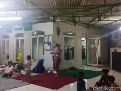 Musala di Tegal Alur Tetap Gelar Tarawih Meski Jadi Pengungsian Banjir