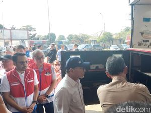 Zulhas Segel SPBU Curangi Meteran di Rest Area KM 42 Tol Jakarta-Cikampek