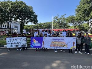 Spanduk Bandung Lautan Korupsi Mejeng di Balai Kota Bandung