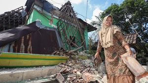 Guncangan Gempa Merusak Ribuan Rumah di Bawean
