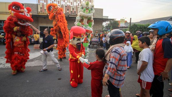 Momen Barongsai Bagi-bagi Takjil di Sidoarjo