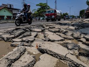 Penampakan Jalur Pantura Demak-Kudus Rusak Pascabanjir Penampakan Jalur Pantura Demak-Kudus Rusak Pascabanjir