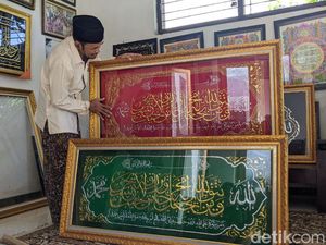 Berkah Ramadan, Omzet Perajin Kaligrafi di Tulunggagung Naik 150 Persen Berkah Ramadan, Omzet Perajin Kaligrafi di Tulunggagung Naik 150 Persen