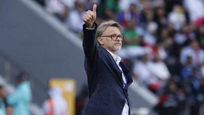 Vietnams French coach Philippe Troussier gestures during the Qatar 2023 AFC Asian Cup Group D football match between Iraq and Vietnam at the Jassim bin Hamad Stadium in Doha on January 24, 2024. (Photo by KARIM JAAFAR / AFP)
