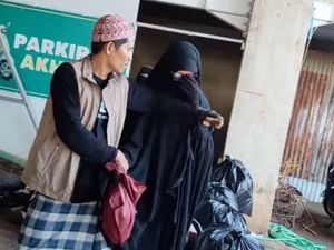 Pria Pakai Cadar yang Berbaur dengan Wanita di Masjid Ngaku Guru Ngaji Pria Pakai Cadar yang Berbaur dengan Wanita di Masjid Ngaku Guru Ngaji