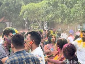 Serunya Ratusan Turis India Semarakkan Festival Holi di Bali!