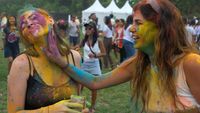 Semarak Warna-warni Perayaan Holi di Bali
