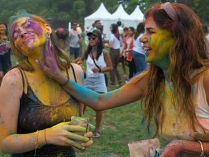 Semarak Warna-warni Perayaan Holi di Bali