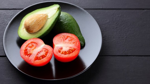 Tomat dan alpukat/Foto: Freepik.com/lazartivan Rekomendasi kombinasi makanan sehat