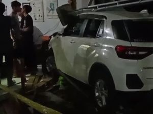 Ugal-ugalan, Toyota Raize Tabrak Motor hingga Toko di Indramayu Ugal-ugalan, Toyota Raize Tabrak Motor hingga Toko di Indramayu