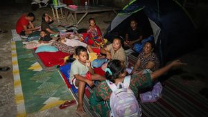 Warga Korban Gempa Bawean Mengungsi di Halaman Rumah