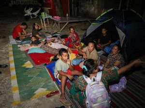 Warga Korban Gempa Bawean Mengungsi di Halaman Rumah Warga Korban Gempa Bawean Mengungsi di Halaman Rumah