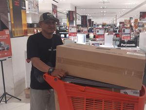 Warga Pamulang Ini Happy, Beli AC Hemat Rp 900 Ribu di Transmart Full Day Sale