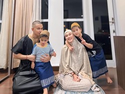 Suami & Anak Nyekar ke Makam Stevie Agnecya: Nggak Ada yang Bawelin Kita Lagi