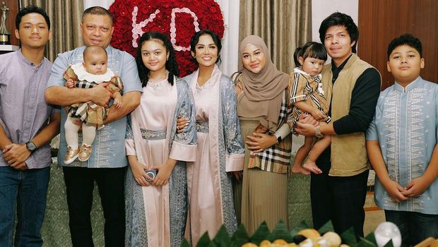 Aurel Hermansyah rayakan ulang tahun Kris Dayanti