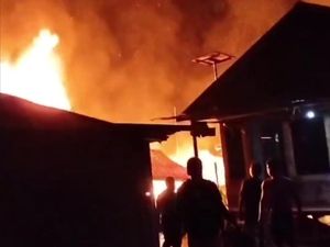 Bangunan SD Negeri di Madina Ludes Terbakar Jelang Sahur Bangunan SD Negeri di Madina Ludes Terbakar Jelang Sahur