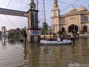 Kampung Masih Kebanjiran, Warga Kedungbanteng Demak Nekat Balik ke Rumah Kampung Masih Kebanjiran, Warga Kedungbanteng Demak Nekat Balik ke Rumah