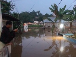 Kala Warga Bulak Barat Depok Asyik Memancing di Tengah Banjir