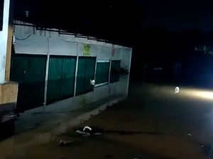 Penampakan Banjir di Bulak Barat Depok yang Hampir Melahap Rumah Warga Penampakan Banjir di Bulak Barat Depok yang Hampir Melahap Rumah Warga