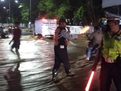 Banjir 30 Cm di Jalan Raya Bogor Akibat Tanggul Kali Hek Jebol