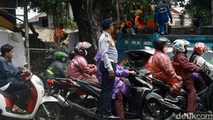 Banjir Surut, Lalin Pertigaan Hek Kramat Jati Masih Macet