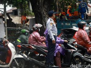 Banjir Surut, Lalin Pertigaan Hek Kramat Jati Masih Macet Banjir Surut, Lalin Pertigaan Hek Kramat Jati Masih Macet