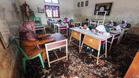 Banjir Surut, Siswa SD di Jambi Kembali Semangat Menimba Ilmu