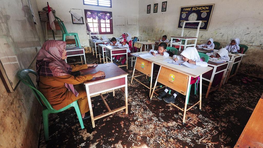Banjir Surut, Siswa SD di Jambi Kembali Semangat Menimba Ilmu Banjir Surut, Siswa SD di Jambi Kembali Semangat Menimba Ilmu