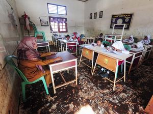 Banjir Surut, Siswa SD di Jambi Kembali Semangat Menimba Ilmu Banjir Surut, Siswa SD di Jambi Kembali Semangat Menimba Ilmu