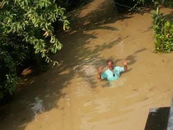 Cerita Warga Bekasi Kebanjiran Saat Cuaca Cerah Kini Sisakan Lumpur Tebal