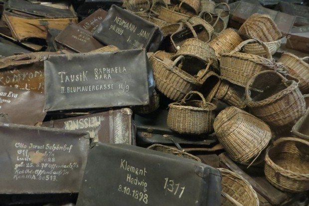 Barang Peninggalan Korban Holokaus di Auschwitz /Foto: Pixabay/waldomiguez