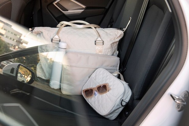 Benda yang tidak boleh disimpan di dalam mobil