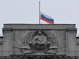 Serangan Moskow Renggut 137 Jiwa, Rusia Kibarkan Bendera Setengah Tiang Serangan Moskow Renggut 137 Jiwa, Rusia Kibarkan Bendera Setengah Tiang