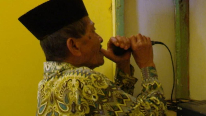 Kisah Tegarnya Abah Omi, Marbut Lansia yang Hidup Sebatang Kara