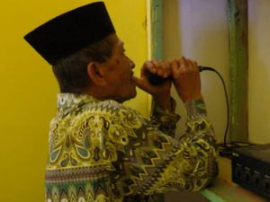 Kisah Tegarnya Abah Omi, Marbut Lansia yang Hidup Sebatang Kara