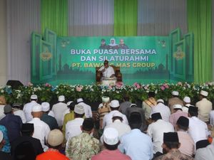 Saat Haji Her Buka Bareng dan Berbagi Rezeki ke Warga dan Anak Yatim Pamekasan