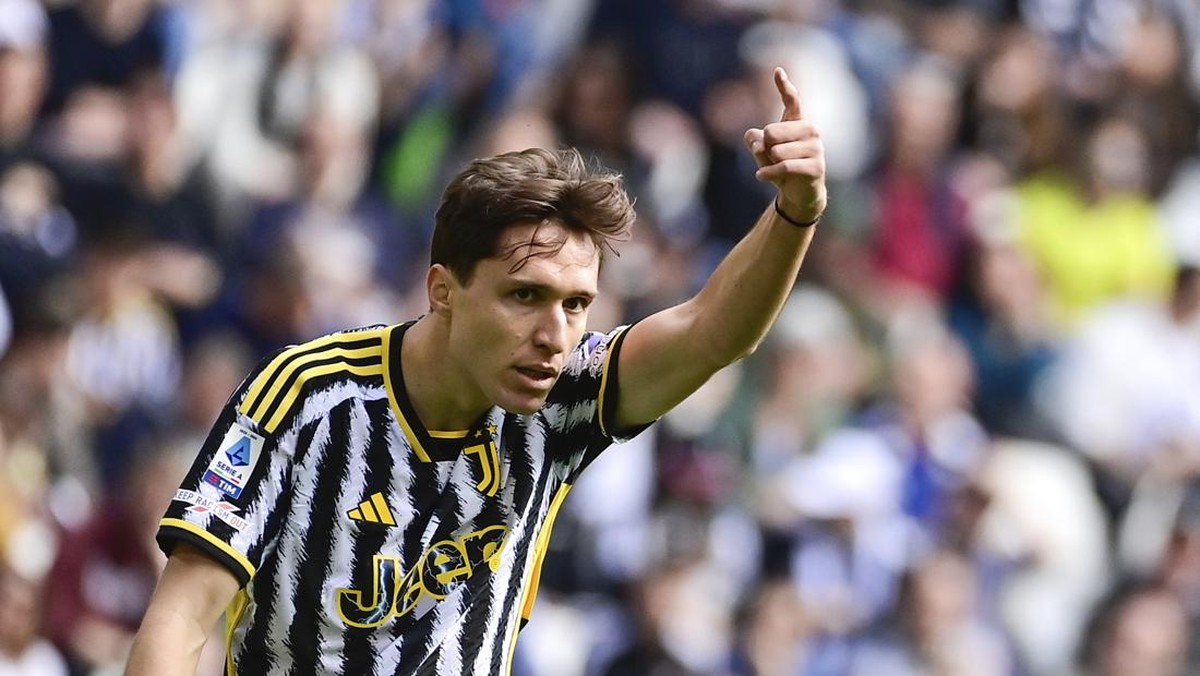 Federico Chiesa mau bertahan di Juventus lebih lama. (Foto: AP/Marco Alpozzi)