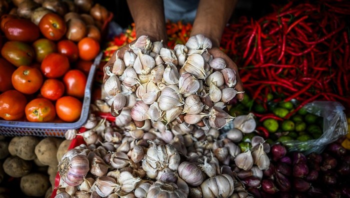 Harga bawang putih melampaui HET Pedagang membereskan bawang putih yang dijual di Pasar Kebayoran Lama, Jakarta, Senin (25/3/2024). Menurut data Badan Pangan Nasional dan Kementerian Perdagangan, harga bawang putih per 25 Maret 2024 meraih Rp41.810 per kilogram, harga tersebut melampaui harga eceran tertinggi (HET) yakni Rp32.000 per kilogram yang sudah ditetapkan Kemendag sejak 2019. ANTARA FOTO/ Rivan Awal Lingga/tom.