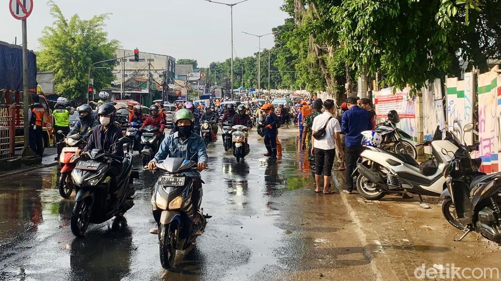 Hek Kramat Jati Banjir, Jalanan Jadi Macet Banget Hek Kramat Jati Banjir, Jalanan Jadi Macet Banget