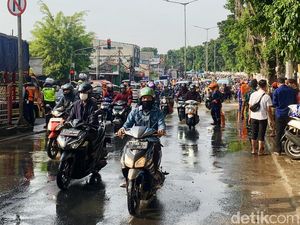 Hek Kramat Jati Banjir, Jalanan Jadi Macet Banget Hek Kramat Jati Banjir, Jalanan Jadi Macet Banget