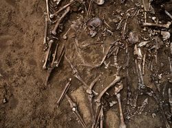 Kerangka Manusia Muncul ke Permukiman Saat Makam Tergerus Banjir Pasuruan