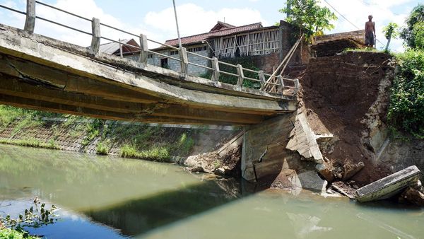 Jembatan di Tulungagung Rusak Diterjang Banjir