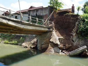 Jembatan di Tulungagung Rusak Diterjang Banjir