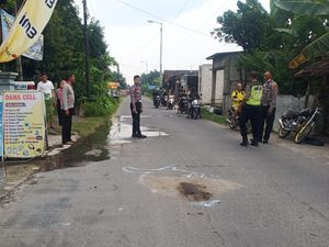 Emak-emak di Mojokerto Tewas Tertabrak Motor Saat Jemput Anak Pulang Sekolah Emak-emak di Mojokerto Tewas Tertabrak Motor Saat Jemput Anak Pulang Sekolah