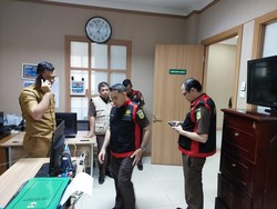 Ruangan Sekda Sumbar Ikut Digeledah Kejati, Sejumlah Dokumen Diangkut